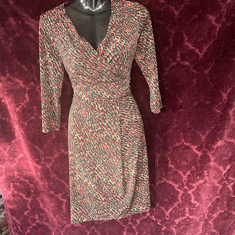 Gorgeous v neckline classic style dress